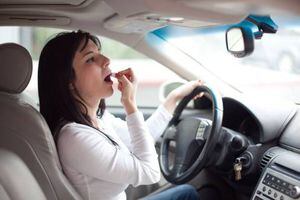Maquillarse mientras conduce es considerado como infracción de tránsito