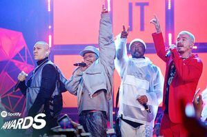 J Balvin “la rompió” en el escenario de los Spotify Awards con un traje rojo, como su canción
