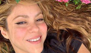 Shakira lleva la maxi falda roja de seda más fashion para primavera