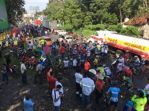 Bloqueo en Mazatenango afecta la caravana de la Vuelta Ciclística 