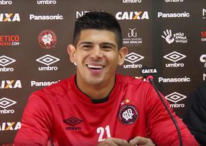 "Don" Esteban Pavez disfruta su momento en Brasil y pide camiseta en La Roja