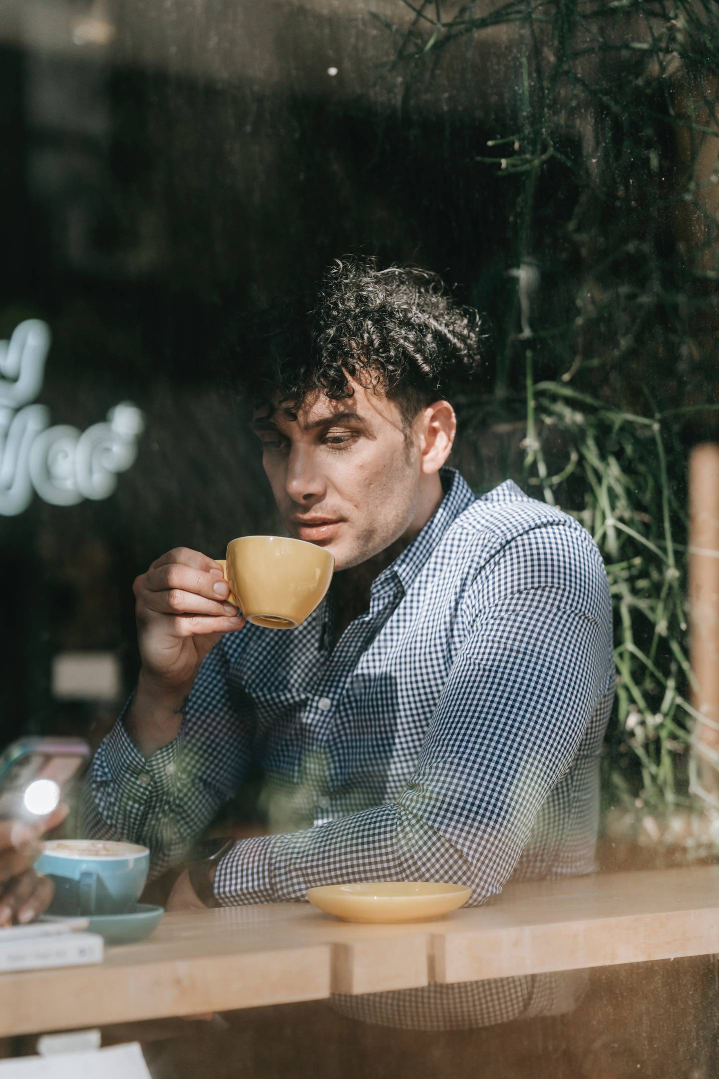 Homem bebendo café em dia ensolarado