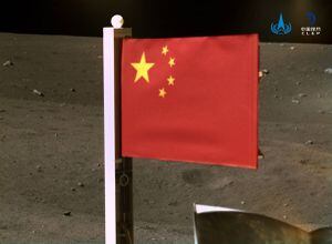 Astronomía: Chang'e-5 plantó una bandera de China en la Luna que soportará las condiciones climáticas del satélite