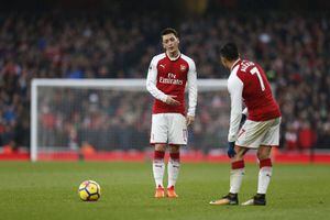Miran feo al chileno: ex figura del Arsenal cree que Alexis y Özil mejoraron para poder irse