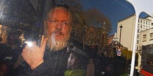 Julian Assange moriría en prisión si no recibe atención médica, dicen doctores