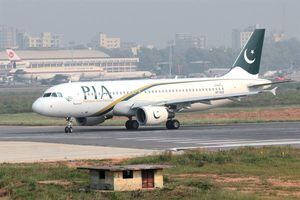 Un avión con 107 personas a bordo se estrelló en Pakistán