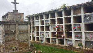 Abuela con coronavirus salió al cementerio a visitar la tumba de su hijo