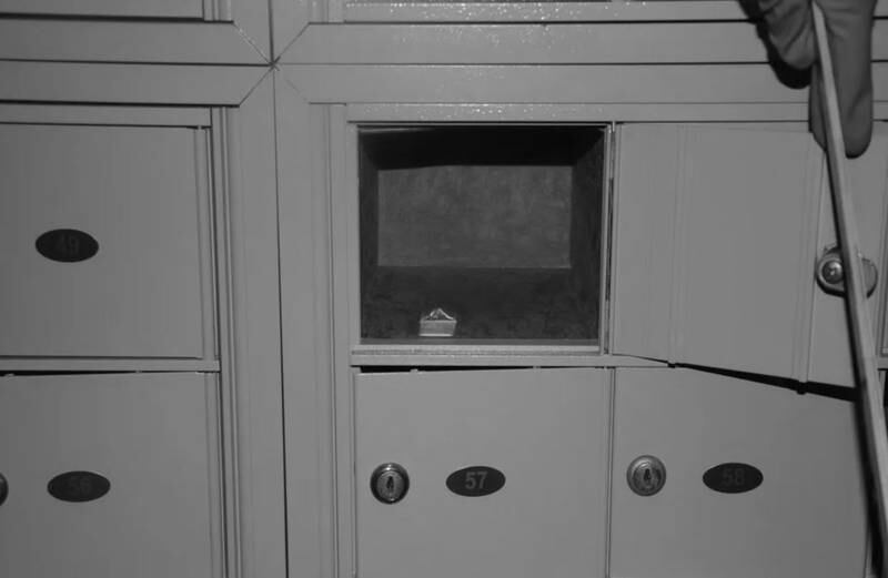 Esta foto muestra una pequeña bolsa de cocaína en un casillero dentro de la entrada ejecutiva oeste de la Casa Blanca. La imagen fue obtenida del Servicio Secreto de los Estados Unidos.| Foto: Servicio Secreto de EE.UU.