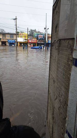 Fuerte lluvia causa inundación en bulevar el Naranjo