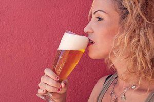 Razones por las que todas las mujeres deben beber cerveza