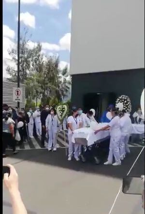 Emotiva despedida para enfermera del Hospital IESS del sur de Quito que murió por COVID-19