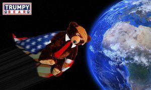 "Muestra tu patriotismo con el nuevo Trumpy bear": el osito de peluche inspirado en Donald Trump que la rompe en internet