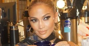 Las costosas mini bolsas de cuero Jennifer Lopez que amarás por sus colores vivos