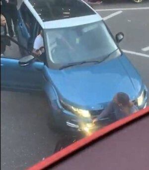 Turista grava momento em que mulher fica presa entre dois carros após briga de trânsito