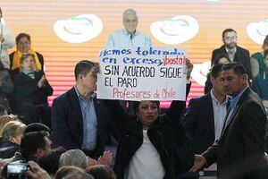Profesores funan actividad de Piñera en Maipú y gritaron consignas contra ministra Cubillos