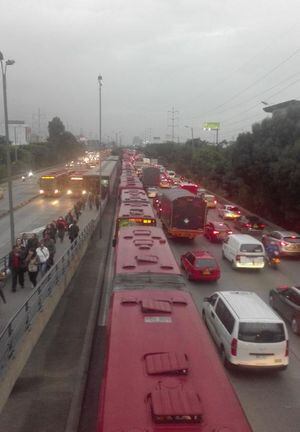 ¡Atención! tremendo trancón por accidente entre peatón y TransMilenio en el norte de Bogotá