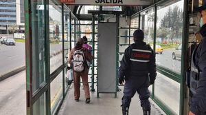 Desalojan a 3.170 vendedores informales dentro del Trole y la Ecovía