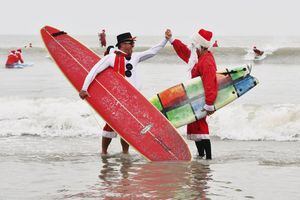 600 surfistas montan las olas vestidos como Santa Claus