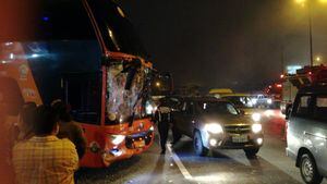 Quito: 19 heridos tras choque de bus y buseta escolar en Carapungo