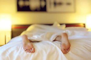 Homens ou mulheres dormem primeiro após o sexo? Estudo responde