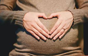 Siete riesgos de levantar objetos pesados durante el embarazo