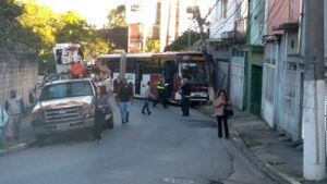 Motorista de ônibus perde controle e bate em poste no Jabaquara