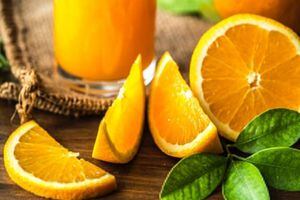 Jugo de piña, naranja, apio y perejil para eliminar las celulitis y bajar de peso