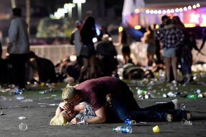 Las desgarradoras imágenes que muestran el pánico y dolor tras tiroteo en Las Vegas