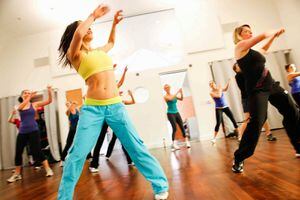 Pierde peso bailando música latina en tu casa