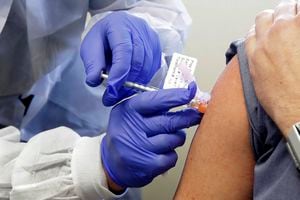 Salud anuncia vacunación escalonada de respondedores de emergencia
