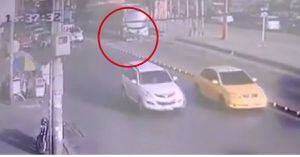 (VIDEO) Imprudente motociclista es arrollado por bus al invadir carril exclusivo del sistema