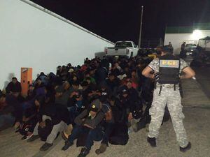 Hallan a casi 300 migrantes hacinados en dos tráileres en sur de México