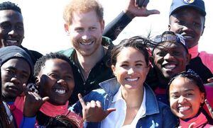 El apasionado beso de Meghan Markle y el príncipe Harry en África