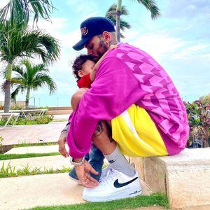 Hijo menor de Chris Brown hace suspirar a su abuela: "Él es tan lindo"