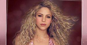 Shakira cautiva en mini short sensual vino tinto y chamarra de cuero amarillo