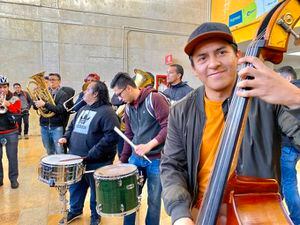 (VIDEO) La Orquesta Filarmónica se tomó TransMilenio