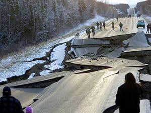 Dramáticas imágenes de tramo carretero que se quebró por potentes sismos en Alaska