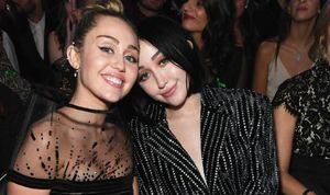 La hermana menor de Miley Cyrus posa en atrevida ropa interior y causa polémica