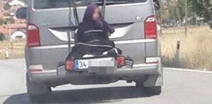 La estupidez no tiene límites: llevaba a su hija atada en el portabicicletas del furgón y le dijo a la policía que la niña se lo había pedido