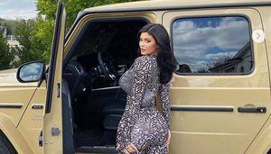 El vestido de “novia” de transparencias con el que Kylie Jenner promocionó la colección de maquillaje inspirada en Stormi