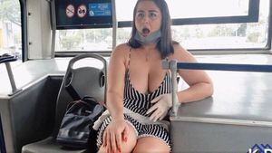 Mujer que grabó video porno en un bus del transporte público se defiende: "Somos profesionales en lo que hacemos"