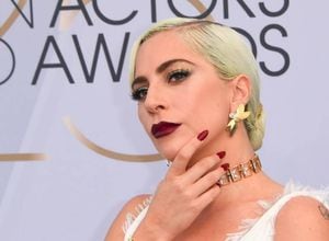 Lady Gaga llega con dos escotes que se roban las miradas en los SAG Awards