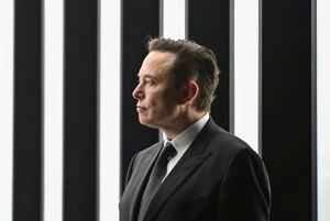 Elon Musk prometió mantener sus acciones de Tesla, pero esta semana vendió 3.6 mil millones de dólares más