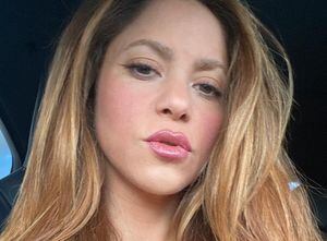 Shakira se luce en el aeropuerto con look de 1.300 dólares y fue criticada: "Qué fea esas sandalias"