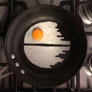 Artista de Instagram convierte huevos fritos en obras de arte