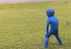Compran a su hijo un “traje que lo hace invisible” y se vuelve viral: esto es lo que hace cuando cree que no lo ven