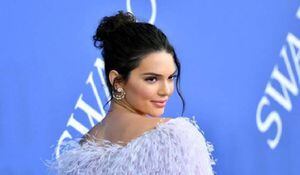 Kendall Jenner muestra el bikini amarillo floral perfecto para las morenas