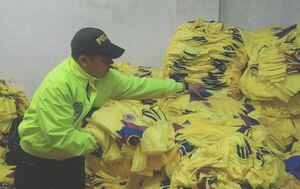 Millonaria incautación de camisetas piratas de la Selección Colombia en Bogotá