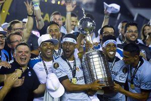 De idas y vueltas: El largo camino de Lucas Barrios para cumplir con el sueño de levantar la Libertadores