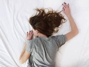 Dormir pouco não te deixa apenas cansado, segundo esta pesquisa o cérebro entra em modo de autoconsumo